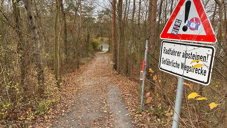 Eine gefährliche Stelle am viel befahrenen Mainradweg liegt südlich von Volkach am Mainkanal, den die Radler queren müssen, um von Nordheim nach Volkach zu kommen. Neben dem Wasserwirtschaftsamt führt ein rutschiger, steiler Pfad von der Straße hinunter zum Mainkanal. Eine gefährliche Stelle am viel befahrenen Mainradweg liegt südlich von Volkach am Mainkanal, den die Radler queren müssen, um von Nordheim nach Volkach zu kommen. Neben dem Wasserwirtschaftsamt führt ein rutschiger, steiler Pfad von der Straße hinunter zum Mainkanal.