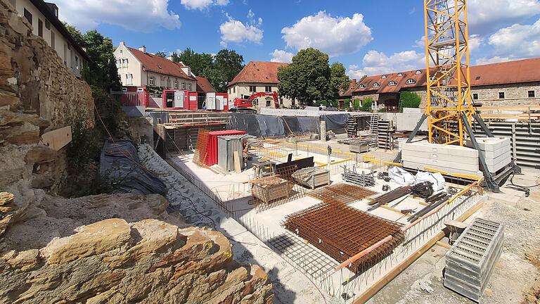 Blick auf die Baustelle am Gut Deutschhof in Schweinfurt. Die Bodenplatte für die Tiefgarage unter der Remise ist bereits fertig, im Hintergrund und halb verdeckt von einem Baum ist das alte Herrenhaus zu sehen, das noch saniert werden soll. Blick auf die Baustelle am Gut Deutschhof in Schweinfurt. Die Bodenplatte für die Tiefgarage unter der Remise ist bereits fertig, im Hintergrund und halb verdeckt von einem Baum ist das alte Herrenhaus zu sehen, das noch saniert werden soll.