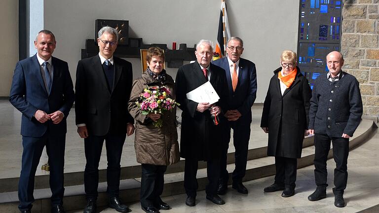Gruppenbild mit den Geehrten (von links): Bürgermeister Manfred Stamm, Teammitglied Erhard Wiesmann, Anita Mathes, Josef Bauer, Klaus Feder, Teammitglied Edith Pfeuffer und Präses Hermann Becker. Gruppenbild mit den Geehrten (von links): Bürgermeister Manfred Stamm, Teammitglied Erhard Wiesmann, Anita Mathes, Josef Bauer, Klaus Feder, Teammitglied Edith Pfeuffer und Präses Hermann Becker.