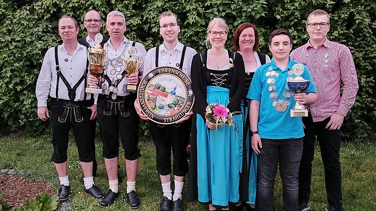 Im Bild von links die Aufstiegsmannschaft und das neue Schützenkönigshaus:  Dominik Herbert, Dieter Schmitt, Heiko Warmuth, Sebastian Beck, Claudia Herbert,  Schützenmeisterin Michaela Herbert, Jugendkönig Bastian Schmitt und Nick Schmitt.