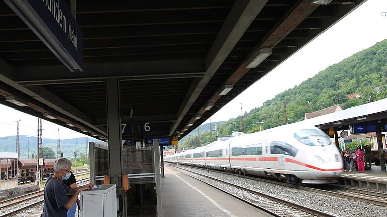 ICE im Bahnhof Gemünden. Am Sonntagabend war in einem Zug eine Zimtschnecke angebrannt, was einen umfangreichen Feuerwehreinsatz mit sich zog. ICE im Bahnhof Gemünden. Am Sonntagabend war in einem Zug eine Zimtschnecke angebrannt, was einen umfangreichen Feuerwehreinsatz mit sich zog.