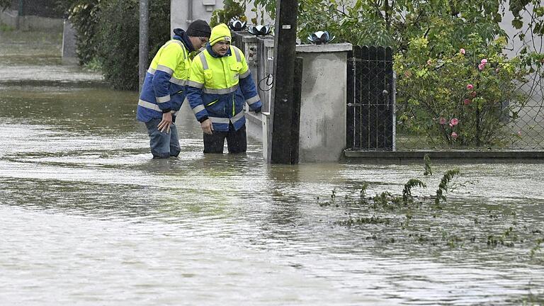 Hochwasser in Österreich - In manchen Straßen in Niederösterreich steht das Wasser kniehoch. Hochwasser in Österreich - In manchen Straßen in Niederösterreich steht das Wasser kniehoch.