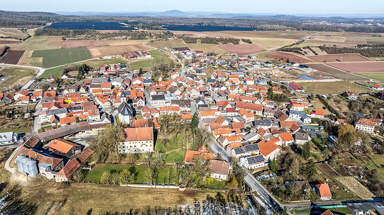 Blick auf Bundorf und den dahinterliegenden Solarpark. Dieser speist im Ort auch ein größtenteils stromgeführtes Fernwärmenetz. Blick auf Bundorf und den dahinterliegenden Solarpark. Dieser speist im Ort auch ein größtenteils stromgeführtes Fernwärmenetz.