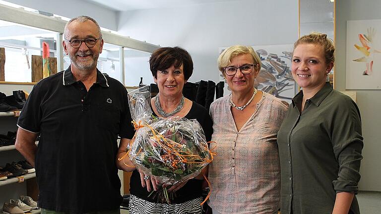 Von der Lehre bis in den Ruhestand: Erika Grosser (Zweite von links) hat 48 Jahre lang im Schuhhaus Link in Mellrichstadt gearbeitet. Am verkaufsoffenen Sonntag, 30. September, ist sie zum letzten Mal für die Kunden da. Für die lange und gute Zusammenarbeit bedankten sich Chef Hans Georg Link (links), Chefin Christine Link (Zweite von rechts) und Tochter Katharina Link.