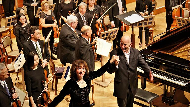 Abschlußkonzert des Winterzauber. Dirigent Gerd Schaller, Pianistin Luzia Borac und die Philharmonie Festiva. Foto: Werner Vogel       -  Abschlußkonzert des Winterzauber. Dirigent Gerd Schaller, Pianistin Luzia Borac und die Philharmonie Festiva. Foto: Werner Vogel