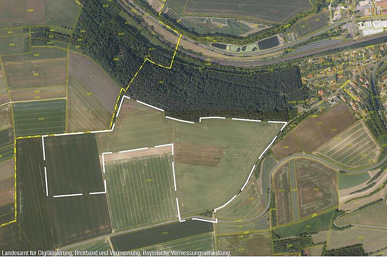 Auf drei Teilflächen von insgesamt 17 Hektar soll eine Fotovoltaikanlage mit einem Ertrag von 18 Megawatt zwischen der Staatsstraße nach Retzbach und der Buchenhölle entstehen. Auf drei Teilflächen von insgesamt 17 Hektar soll eine Fotovoltaikanlage mit einem Ertrag von 18 Megawatt zwischen der Staatsstraße nach Retzbach und der Buchenhölle entstehen.