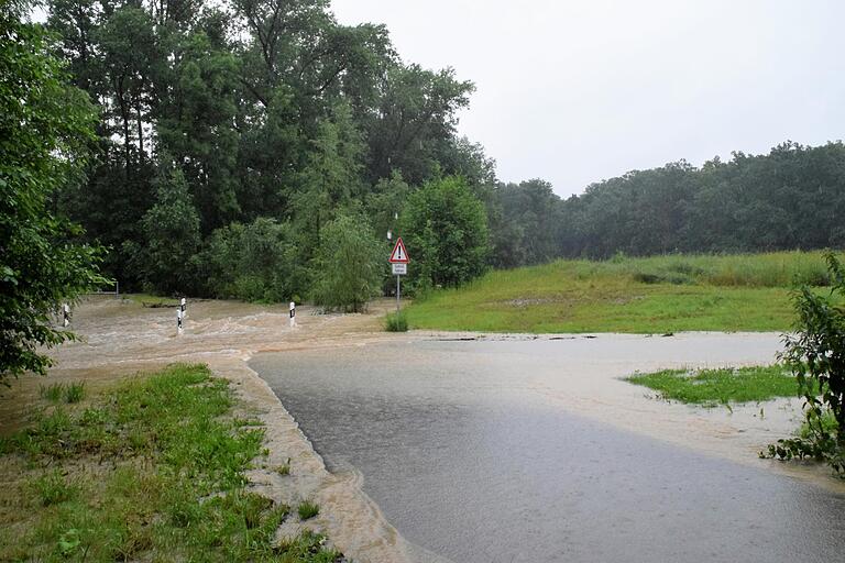 Die Mühlstraße in Uffenheim musste gesperrt werden, da sie von der Gollach überflutet wurde.