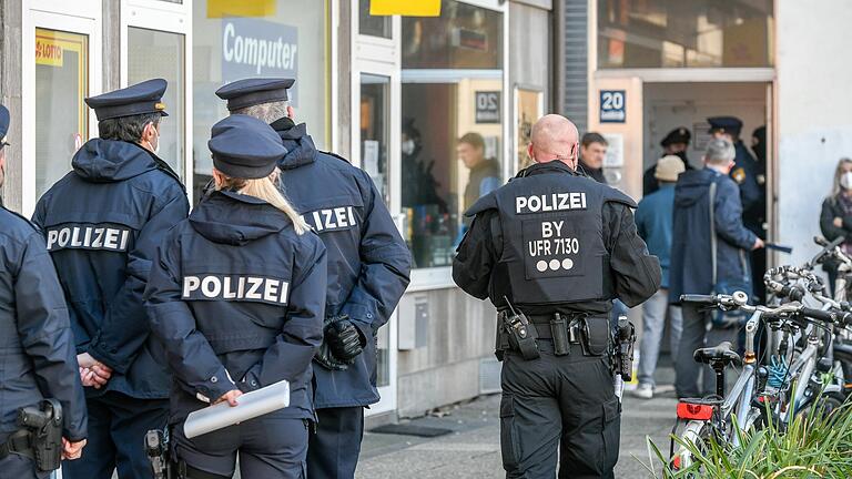 Die Würzburger Polizei war mit zahlreichen Kräften bei der Räumung vor Ort, am Ende verlief die Aktion nach offiziellen Angaben jedoch ohne Zwischenfälle.