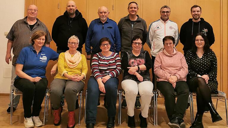 Die bewährte Truppe der Lindacher Theatergruppe (hinten von links): Rainer Feulner, Stefan Hellert, Jürgen Hellert, Horst Niedermeyer, Heinz Rock, Martin Hellert. Vorne von links nach rechts: Magda Hellert, Gudrun Rieger, Hannelore Wiederer, Erika Heller, Elisabeth Dägele und Alina Stöcklein.