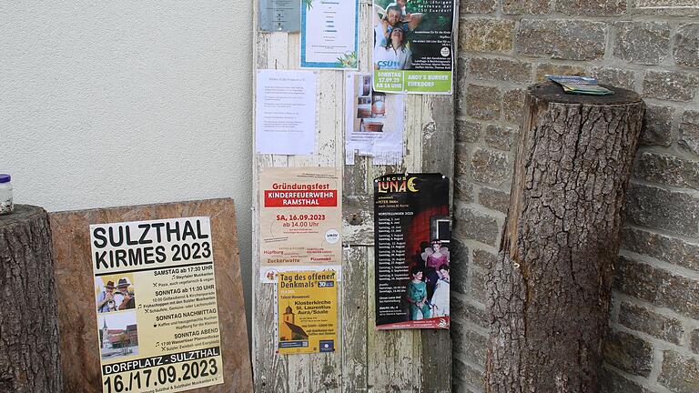 Künftig dürfen Plakate nur noch an der alten Tür angeschlagen werden, ansonsten herrscht auf dem gesamten Sulzthaler Dorfplatz Plakatierungsverbot       -  Künftig dürfen Plakate nur noch an der alten Tür angeschlagen werden, ansonsten herrscht auf dem gesamten Sulzthaler Dorfplatz Plakatierungsverbot