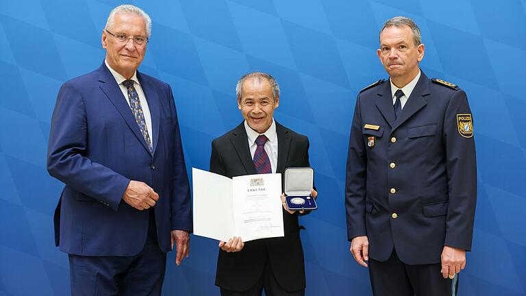 Van Long Hoang (Mitte) erhielt von Innenminister Joachim Herrmann (links) und dem bayerischen Landespolizeipräsidenten Michael Schwald die Courage-Medaille.