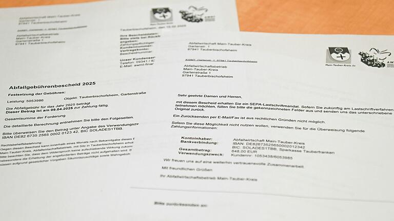 Die Gebührenbescheide für die Abfallentsorgung im Main-Tauber-Kreis im Jahr 2025 werden ab Montag, 10. März, versendet. Das beigefügte SEPA-Mandat erleichtert Bürgerinnen und Bürgern die Zahlungsabwicklung.