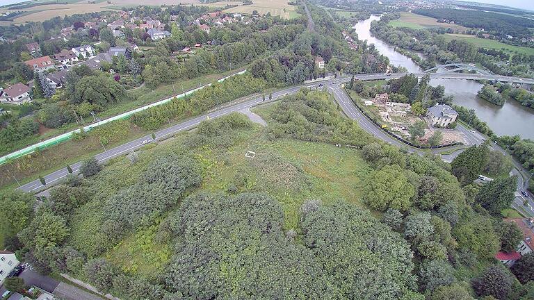 Auf dem Deuster-Gelände entsteht bis 2022 das neue Staatsarchiv, das bislang in Würzburg beheimatet war. rund 8500 Quadratmeter braucht der Freistaat Bayern dafür und investiert etwa 40 Millionen Euro.