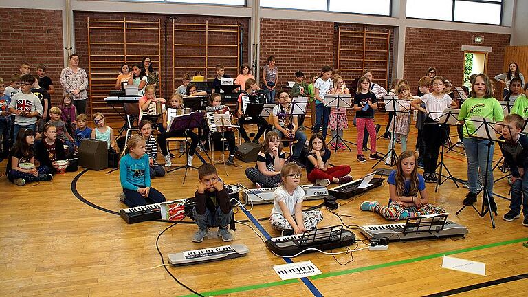 Aufmerksam und begeistert dabei waren 111 Schüler aus Billings-hausen, Birkenfeld und Karbach, beim musikalischen Projekttag &bdquo;Jimba Jamba&ldquo;, an der Grundschule Karbach-Birkenfeld.