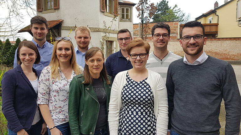 Das Bild zeigt von links die Kreisvorsitzende der Jungen Union Kitzingen, Sabrina Stemplowski, und den neuen Vorstand der JU Volkach Georg Binzenhöfer, Benedikt Bäuerlein, Katrin Geiger, Peter Säger, die neue Ortsvorsitzende Johanna Bäuerlein, Tobias Feuerbach und Simon Rinke.