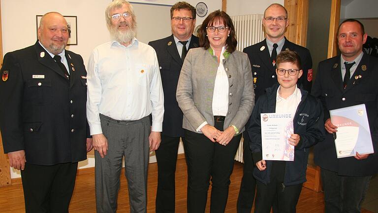 Iphofens Feuerwehr-Vorsitzender Thomas Stegmeier ehrte die langjährigen Mitglieder Peter Reuß und Hans Scheckenbach. Sibylle Säger vom Nordbayerischen Musikbund zeichnete die Musiker Dieter Lenzer, Emilio Bellanti und Norbert Stein.