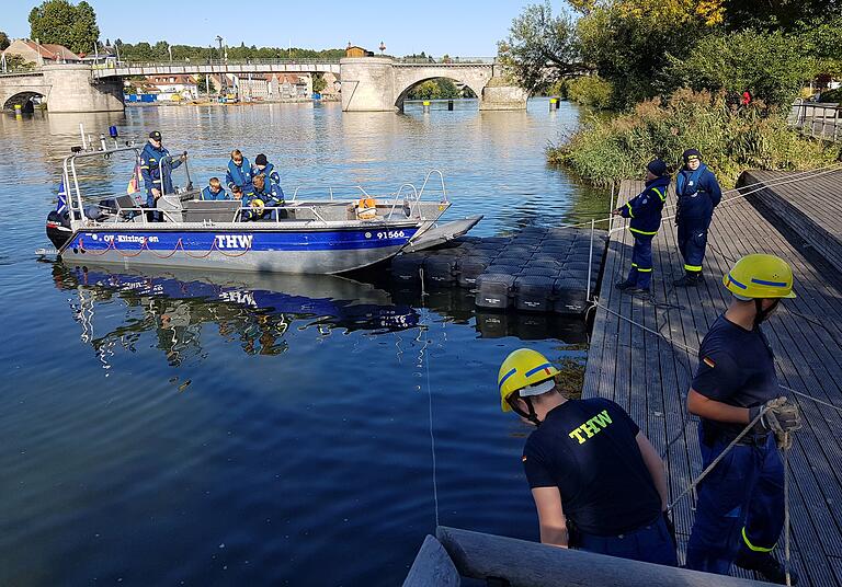 Die THW-Jugendlichen durften auch dem Main mit dem Einsatzboot fahren und legten an ihrem mobilen Bootssteg an, den sie zuvor aufgebaut hatten.