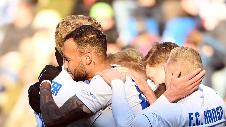 Karlsruher SC - Hansa Rostock.jpeg       -  Fußballer machen es jedes Wochenende vor: Berühren tut gut.