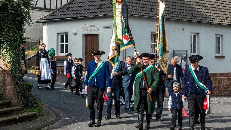 Der Festzug beim Tag der Vereine in Glasofen.