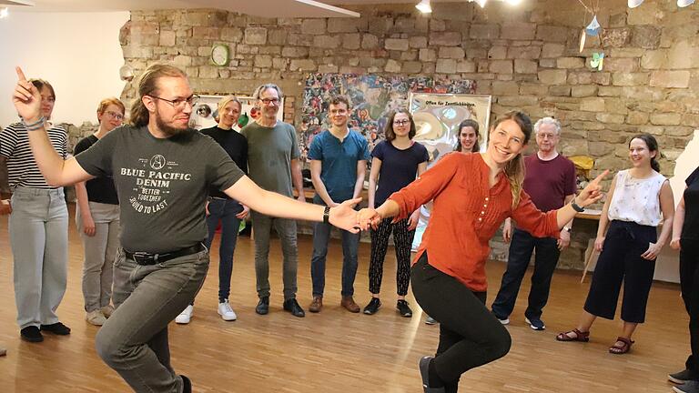 Lindy Hop und Charleston sind die bevorzugten Tänze, die im neu gegründeten Verein Swing'n'Blues in Würzburg gelehrt werden. Hier im K.L.E.K.S. in Grombühl zeigen Heiko Schmidt und Sylvia Klinge, wie's geht.