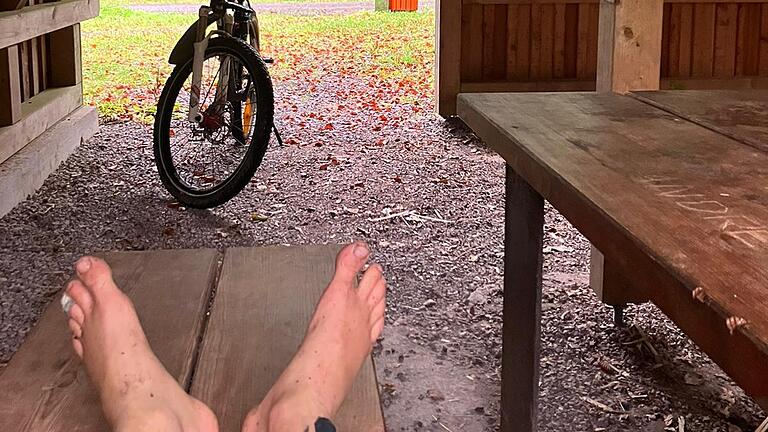 Melf Hauck bei Regen im Thüringer Wald - Nasses, kaltes und windiges Wetter machen im Thüringer Wald zu schaffen. Melf Hauck bei Regen im Thüringer Wald - Nasses, kaltes und windiges Wetter machen im Thüringer Wald zu schaffen.