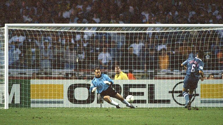 Torwart Andreas Köpke (Deutschland) hält den Elfmeter von Gareth Southgate (England) im EM-Halbfinale 1996.