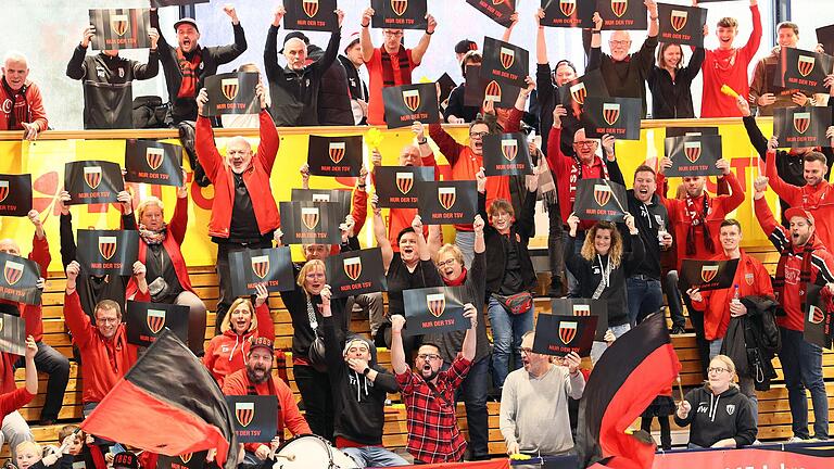 Rund 100 Fans hatten sich nach Amberg aufmacht, um den TSV Rottendorf dort bei der bayerischen Hallen-Meisterschaft zu unterstützen.