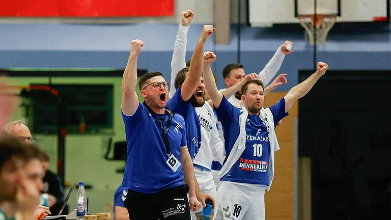 Jawoll: Jubel auf der Bank des SV Michelfeld mit Trainer Andreas Kister (links) und Jürgen Dennerlein (rechts) über den Sieg im Spitzenspiel der Handball-Bezirksoberliga bei der DJK Waldbüttelbrunn II.