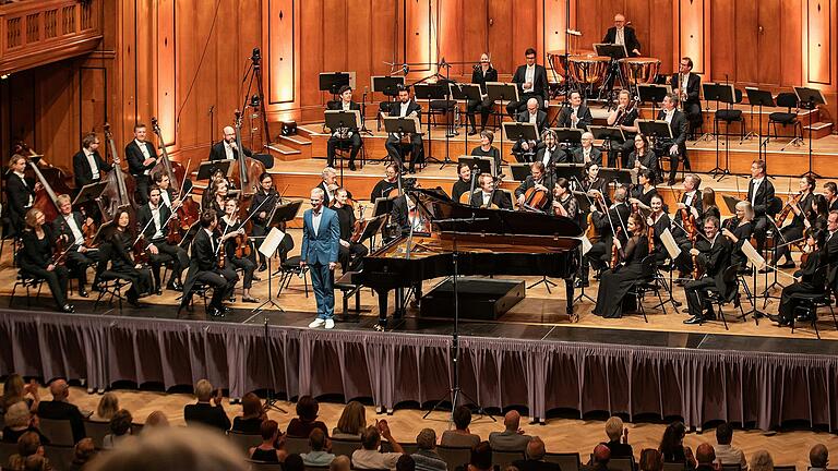 Am Sonntagabend war das Deutsche Symphonie-Orchester Berlin beim Kissinger Sommer zu Gast. Intendant Alexander Steinbeis begrüßte die Besucherinnen und Besucher im Regentenbau.&nbsp;