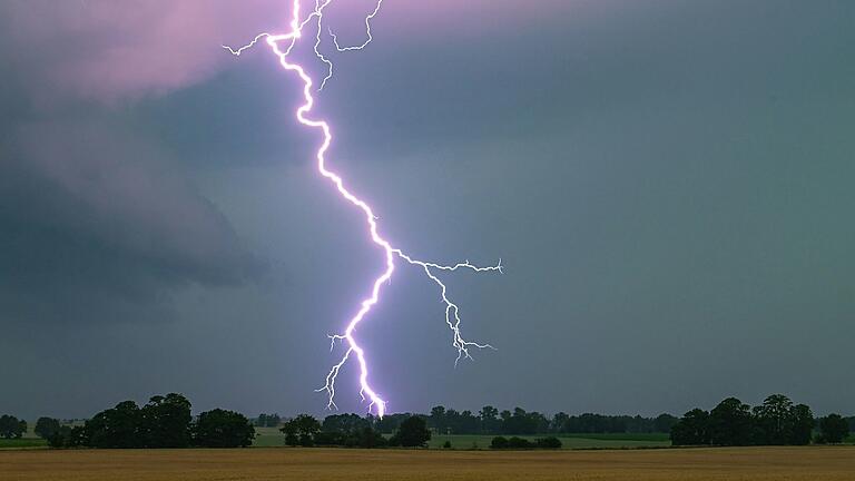 Dieses Symbolbild zeigt einen Blitz am Sommerhimmel. Gefährlich sind Gewitter für Menschen, die sich im Freien aufhalten.