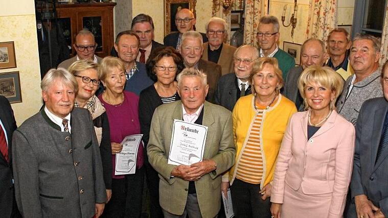 Seit 25 Jahren bei den Freien Wählern in Wiesentheid: Landrätin Tamara Bischof und Vorsitzender Hubertus Holzmann (links) zeichneten einige Mitglieder aus.