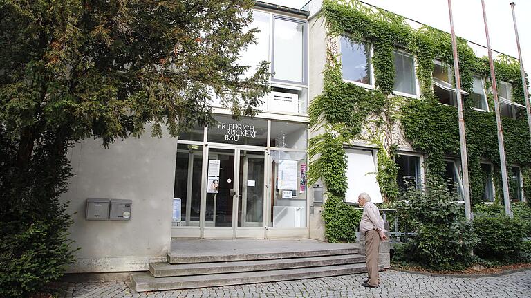 Den Friedrich-Rückert-Bau am Martin-Luther-Platz würde die SPD gerne umbauen und dort einen 300-Personen-Saal einrichten. Die Stadtverwaltung ist skeptisch, es gibt andere Pläne für das Gebäude.