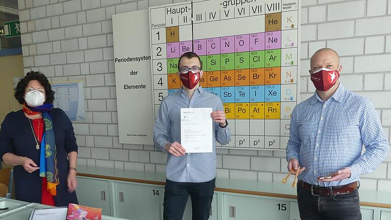 'Jugend forscht'-Landessieger Lukas Dellermann (hier im Labor des AvH-Gymnasiums zusammen mit der stellvertretenden Schulleiterin Maria Vollmuth und Naturwissenschafts-Fachlehrer Frank Baier) erhielt den dritten Preis beim Bundesfinale.