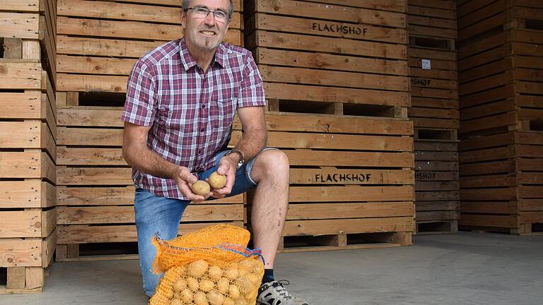 Bio-Landwirt Andreas Römert in seinem Kartoffel-Kühllager. In großen durchlüfteten Holzkisten werden die Knollen gelagert, so dass sie von der Ernte bis zum Juni im Jahr darauf verkauft werden können.