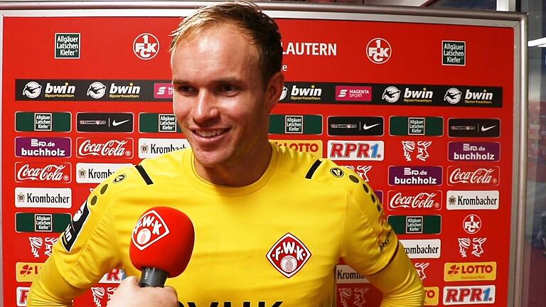 Freut sich über seinen ersten 'Zu-Null-Sieg' mit den Kickers. Und findet fliegende Feuerzeuge am Betze geil: Würzburgs Keeper Hendrik Bonmann. Freut sich über seinen ersten 'Zu-Null-Sieg' mit den Kickers. Und findet fliegende Feuerzeuge am Betze geil: Würzburgs Keeper Hendrik Bonmann.