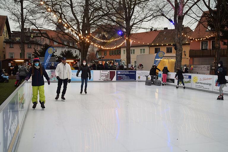 Eisiges Vergnügen in Uffenheim: Der Rotary Club Uffenheim und die Stadt Uffenheim haben im Schlosspark eine Eisbahn aufgebaut.