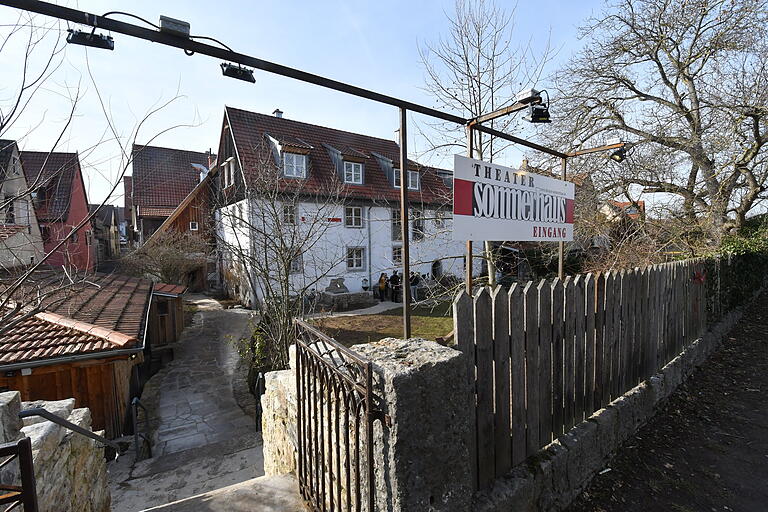 Ins Theater geht's durch den Garten: Das Theater Sommerhaus liegt idyllisch im Winterhäuser Altort.