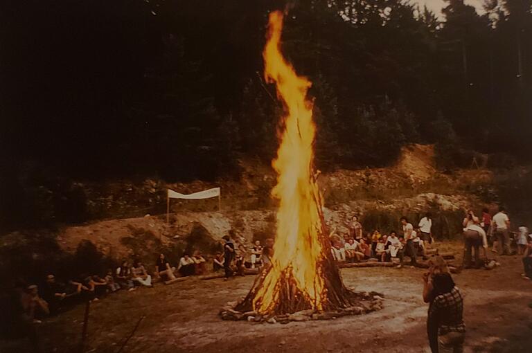 Bereits im Jahr 1978 gehörten die Lagerfeuerrunden zum Zeltlager der KjG mit dazu. Das Bild wurde vor 46 Jahren beim Ferienlager in Prölsdorf aufgenommen. Bereits im Jahr 1978 gehörten die Lagerfeuerrunden zum Zeltlager der KjG mit dazu. Das Bild wurde vor 46 Jahren beim Ferienlager in Prölsdorf aufgenommen.