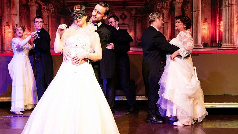 Isabell Lang (vorne) spielt in 'Die Fledermaus' heuer eine Hauptrolle. Gabriele Bayerschmidts (rechts) Charakter Dr. Blind ist eigentlich für einen Mann geschrieben. Isabell Lang (vorne) spielt in 'Die Fledermaus' heuer eine Hauptrolle. Gabriele Bayerschmidts (rechts) Charakter Dr. Blind ist eigentlich für einen Mann geschrieben.