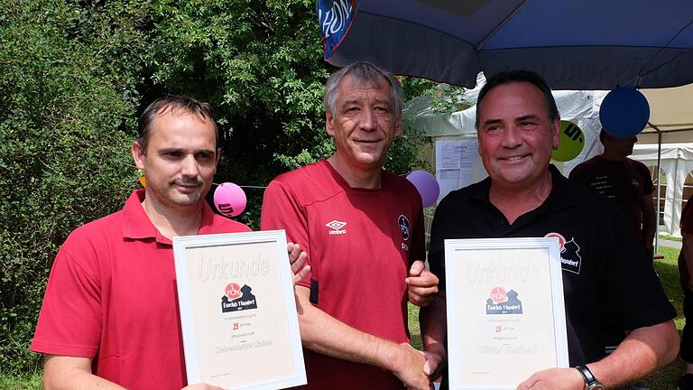 Fanclubbeauftragter Jürgen Bergmann (Mitte) ehrte Rainer Katzenberger (links) und Heribert Klöffel. Foto: Philipp Bauernschubert - Fanclubbeauftragter Jürgen Bergmann (Mitte) ehrte Rainer Katzenberger (links) und Heribert Klöffel. Foto: Philipp Bauernschubert Fanclubbeauftragter Jürgen Bergmann (Mitte) ehrte Rainer Katzenberger (links) und Heribert Klöffel. Foto: Philipp Bauernschubert - Fanclubbeauftragter Jürgen Bergmann (Mitte) ehrte Rainer Katzenberger (links) und Heribert Klöffel. Foto: Philipp Bauernschubert