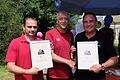 Fanclubbeauftragter Jürgen Bergmann (Mitte) ehrte Rainer Katzenberger (links) und Heribert Klöffel.  Foto: Philipp Bauernschubert       -  Fanclubbeauftragter Jürgen Bergmann (Mitte) ehrte Rainer Katzenberger (links) und Heribert Klöffel.  Foto: Philipp Bauernschubert