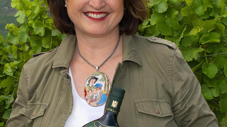 Andrea Wirsching mit dem Gewürztraminer, dem Sieger des Mundus Vini Nordic Wettbewerb.&nbsp;
