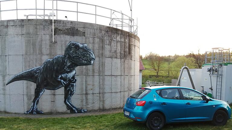 Ein Tyrannosaurus Rex in Lebensgröße: Graffito von Jamie Paul Scanlon und Stefanie Scanlon an der Kläranlage in Hausen, gesprüht im April 2020.