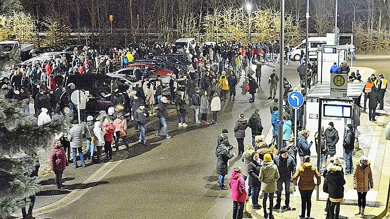 Freitagabend kurz vor 18 Uhr: Die Demonstrantinnen und Demonstranten gegen die aktuellen Corona-Maßnahmen versammeln sich an der Tuchbleiche in Bad Königshofen. Mehr Teilnehmer als erwartet waren gekommen. Freitagabend kurz vor 18 Uhr: Die Demonstrantinnen und Demonstranten gegen die aktuellen Corona-Maßnahmen versammeln sich an der Tuchbleiche in Bad Königshofen. Mehr Teilnehmer als erwartet waren gekommen.
