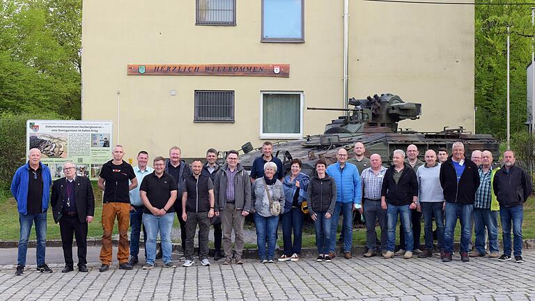 Ein Foto vor dem Schützenpanzer Marder für die Analen des KFG: Mellrichstadts Stadtrat hatte das Dokumentationszentrum 'Eine Grenzgarnison im Kalten Krieg' in der ehemaligen Hainberg-Kaserne besucht. Ein Foto vor dem Schützenpanzer Marder für die Analen des KFG: Mellrichstadts Stadtrat hatte das Dokumentationszentrum 'Eine Grenzgarnison im Kalten Krieg' in der ehemaligen Hainberg-Kaserne besucht.