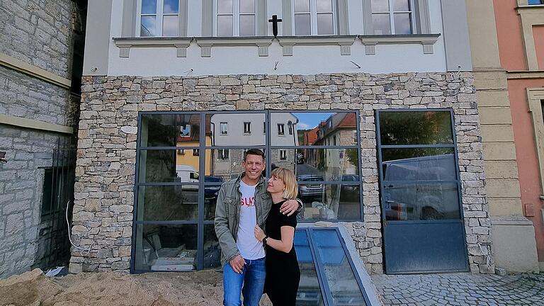 Jochen Würtheim und Carina Valtin vor der Baustelle ihres zukünftigen Hotels in der Ortsmitte Eibelstadt.