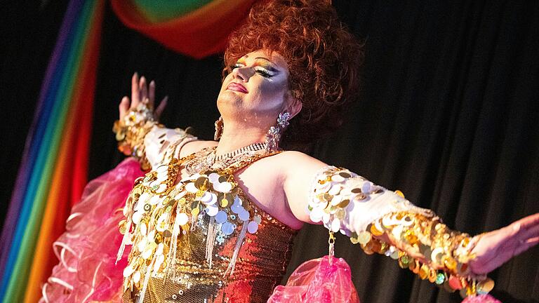 Die Dragqueens 'Duo Lady Like' beeindruckten beim Fest der Vielfalt mit aufwendigen Kostümen. Die Dragqueens 'Duo Lady Like' beeindruckten beim Fest der Vielfalt mit aufwendigen Kostümen.