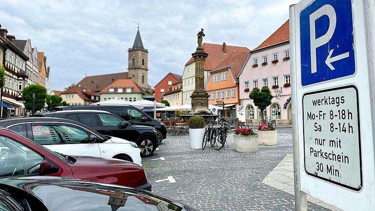 Das Thema Parken in der Altstadt wird voraussichtlich Thema der Stadtratssitzung diesen Donnerstag sein. Wer nicht das passende Kleingeld hat, tut sich an den Automaten an Bad Neustadts Marktplatz mit dem Bezahlen mitunter schwer.&nbsp; Die fehlende Wechselgeldausgabe ist allerdings nur ein Punkt, den die CSU-Fraktion moniert.