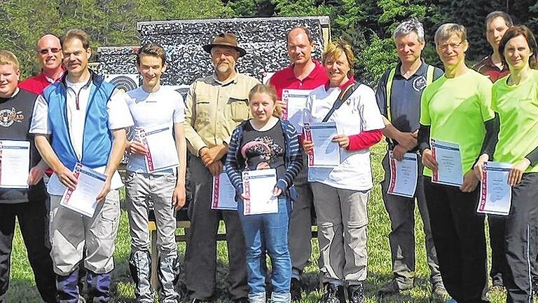 Die Bezirksmeister Feldbogen (von links): Stefan Heinickel, Bezirksbogenreferent Alois Büchold, Jürgen Wohlfart, Steven Schultz, Klaus Wirth, Stefanie Röder, Jörg Müller, Dagmar Müller, Alexander Dittmer, Jürgen Scharf, Holger Vath, Claudia Dingethal.Foto: Jörg Müller