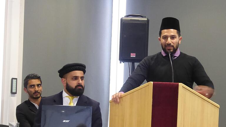 Redner Imam Faiz Khan bei der Veranstaltung 'Wir sind alle Deutschland' der größten islamischen Gruppierung in Deutschland, Ahmadiyya Islam Jamaat im Konferenzzimmer des Hotels Viktoria. Gerhild Ahnert       -  Redner Imam Faiz Khan bei der Veranstaltung 'Wir sind alle Deutschland' der größten islamischen Gruppierung in Deutschland, Ahmadiyya Islam Jamaat im Konferenzzimmer des Hotels Viktoria. Gerhild Ahnert